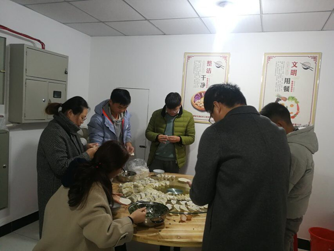 冬至陽生春又來，溫暖感恩促情誼——廣德路項(xiàng)目部舉辦包餃子活動